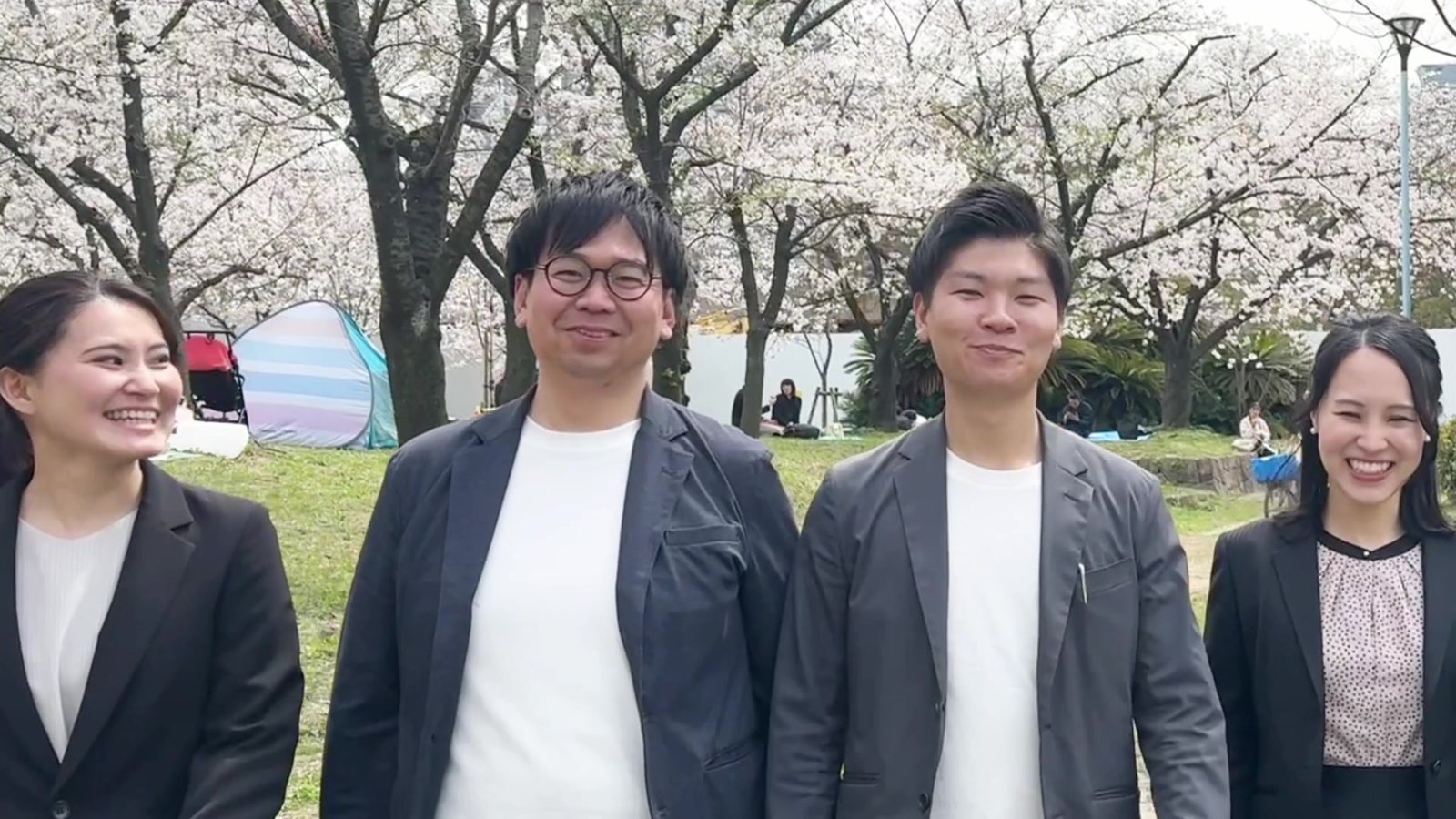 桜の下に並ぶARIAのメンバー